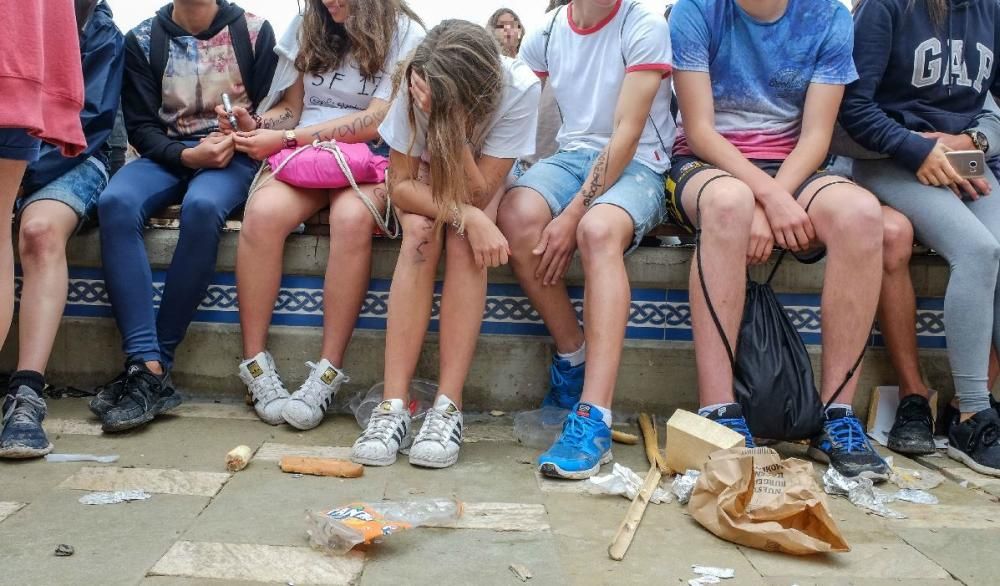 Miles de jóvenes celebran el botellón en la playa de San Juan