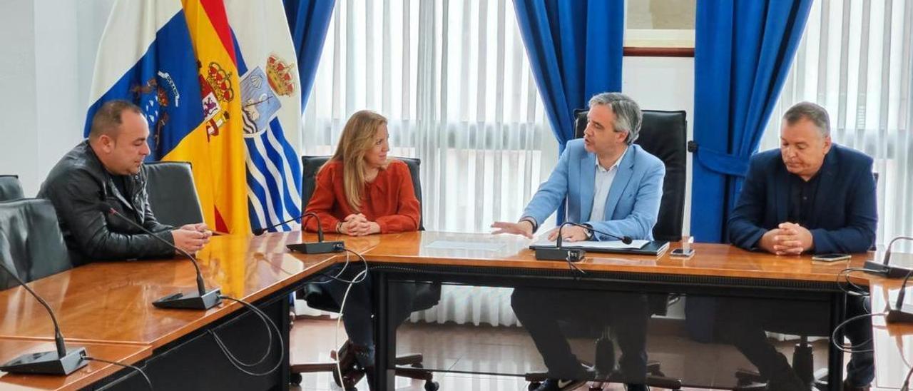El alcalde ramblero y los dos tenientes de alcalde de AIS-CC junto a la diputada Rosa Dávila