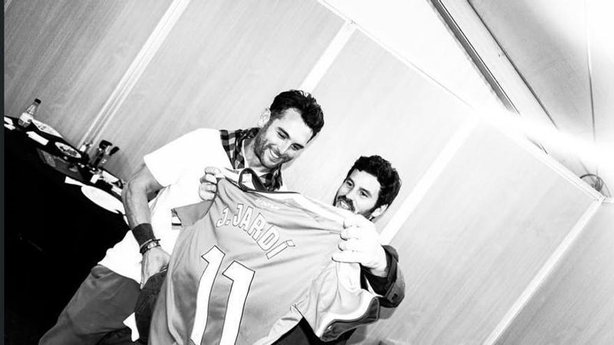 El especial regalo de Ibai Gómez a Taburete durante su concierto en Zaragoza: "Os va a llevar a donde merecéis estar"