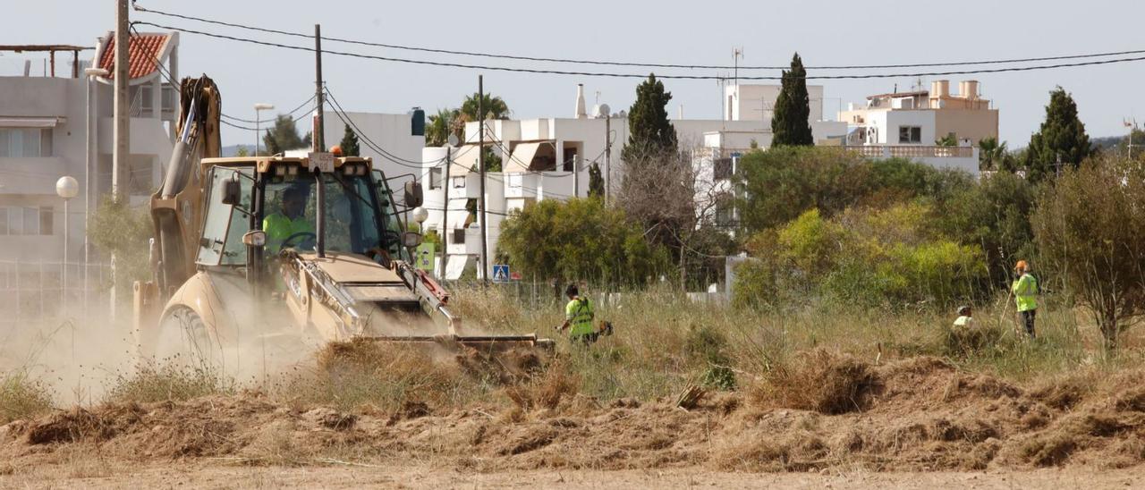 Varios operarios trabajaban ayer en el desbrozado del terreno, como paso previo al inicio de las catas arqueológicas. | J. A. RIERA