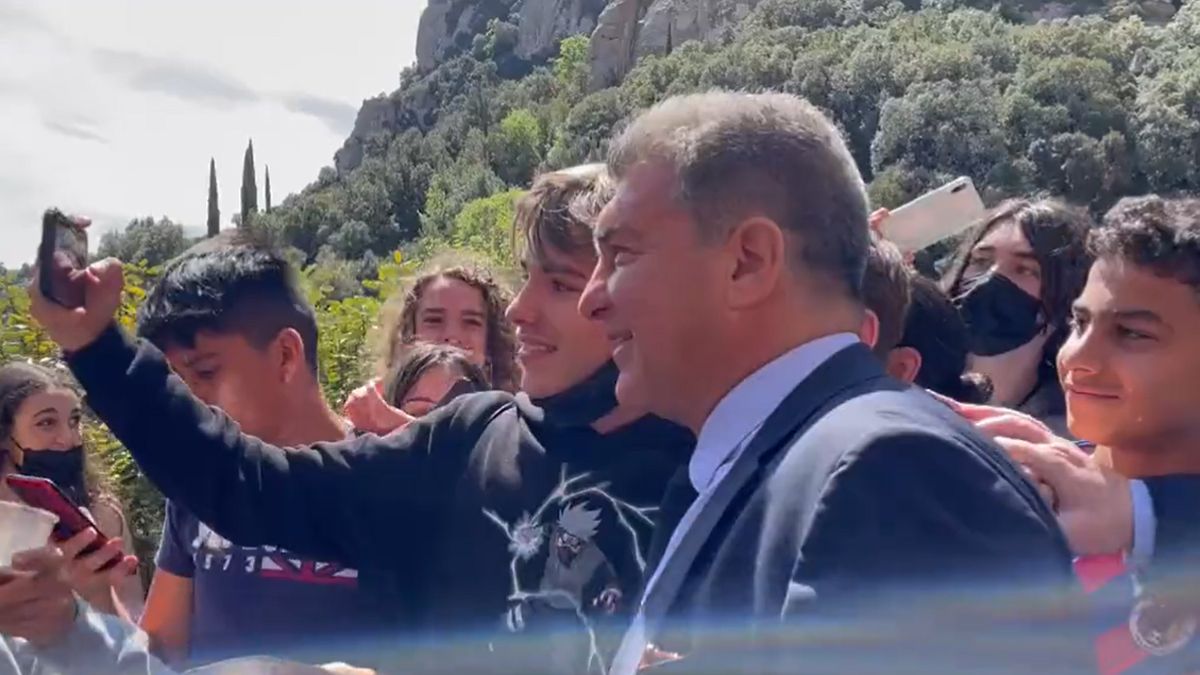 Joan Laporta, con aficionados en Montserrat