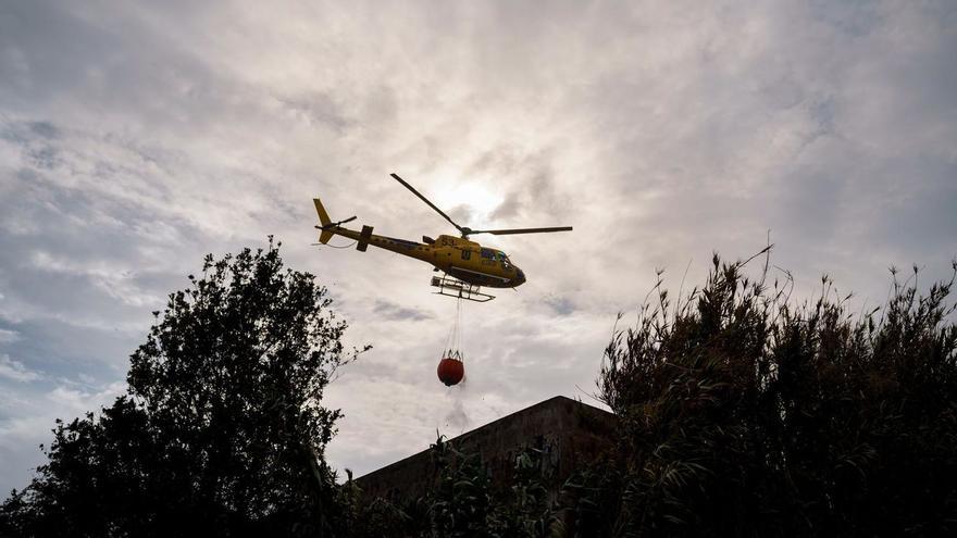 Apedrean un helicóptero apagafuegos en Tenerife mientras recogía agua