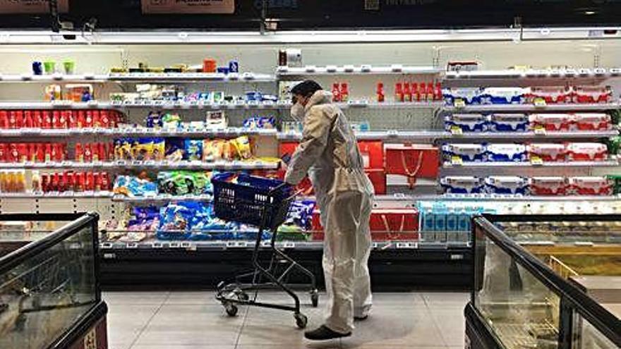 Un hombre en un supermercado de China.