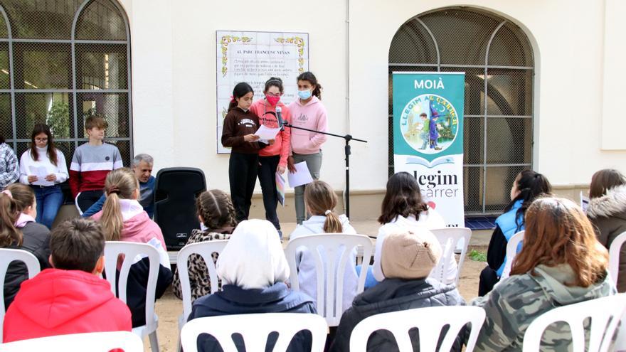 Més de 750 estudiants omplen Moià de literatura per commemorar Sant Jordi