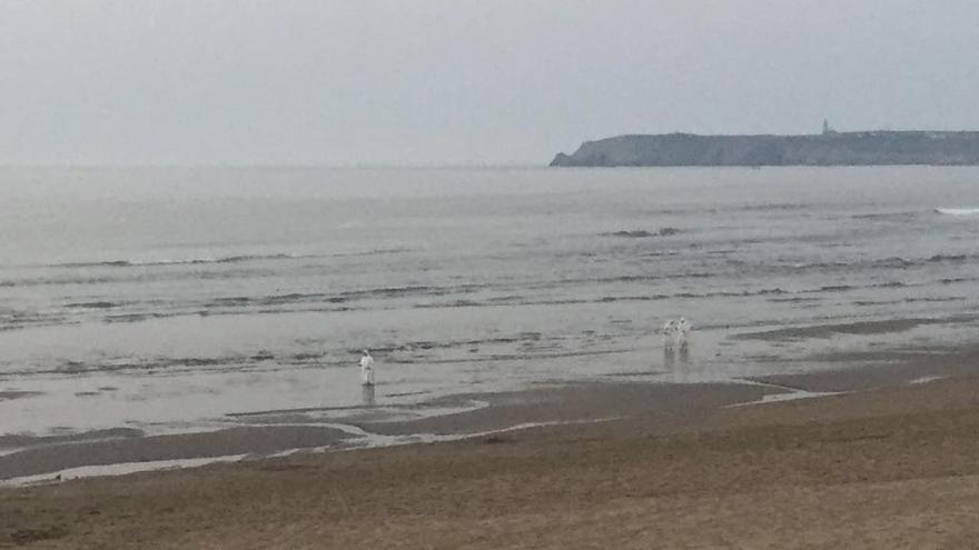 Religiosas con sus hábitos, en la playa de Salinas.