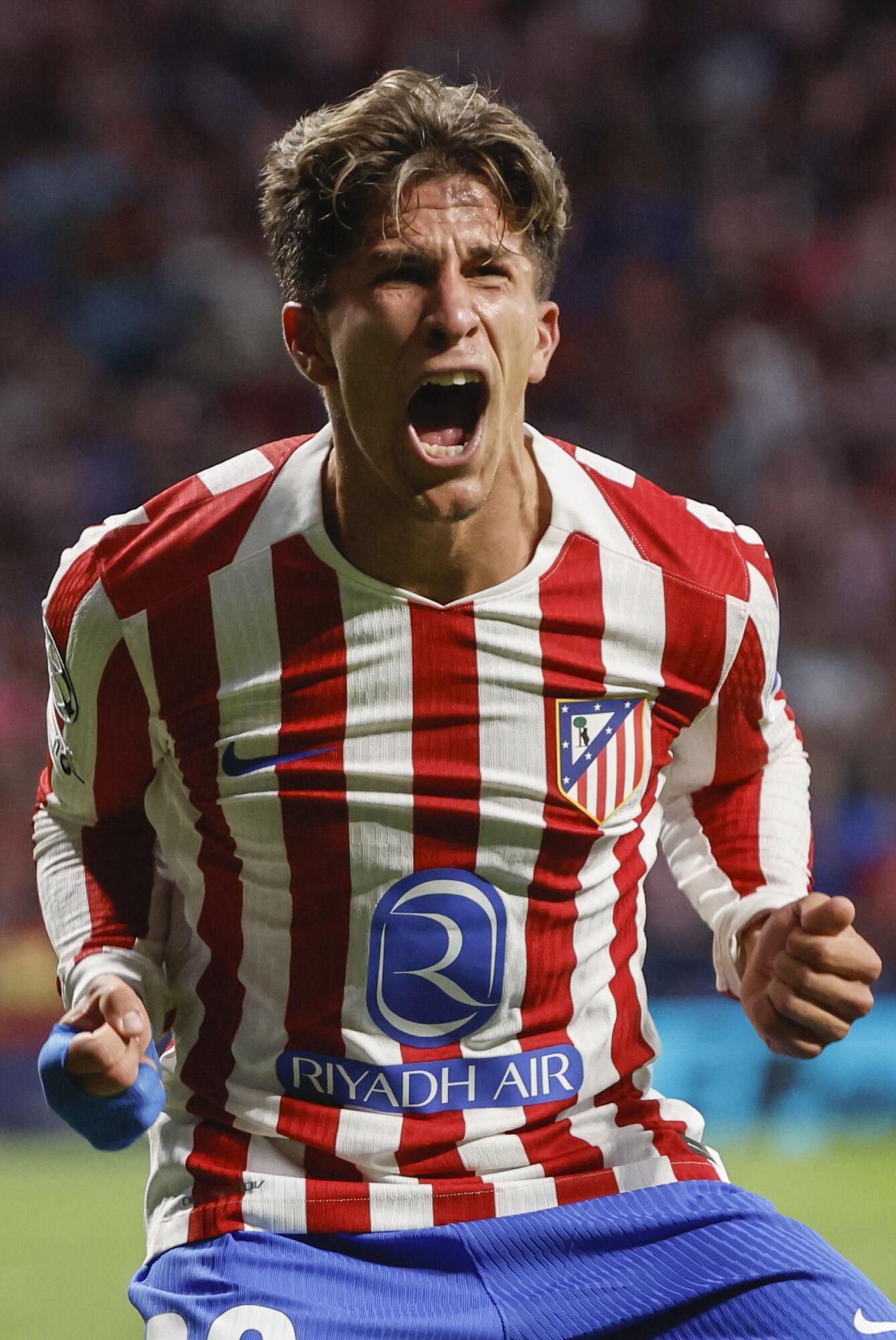 MADRID, 30/09/2025.- El delantero del Atlético de Madrid Giuliano Simeone celebra tras anotar el 4-1 durante el partido de Liga de Campeones que Atlético de Madrid  y Eintracht de Fránkfurt disputan este martes en el estadio Metropolitano, en Madrid. EFE/ Sergio Pérez