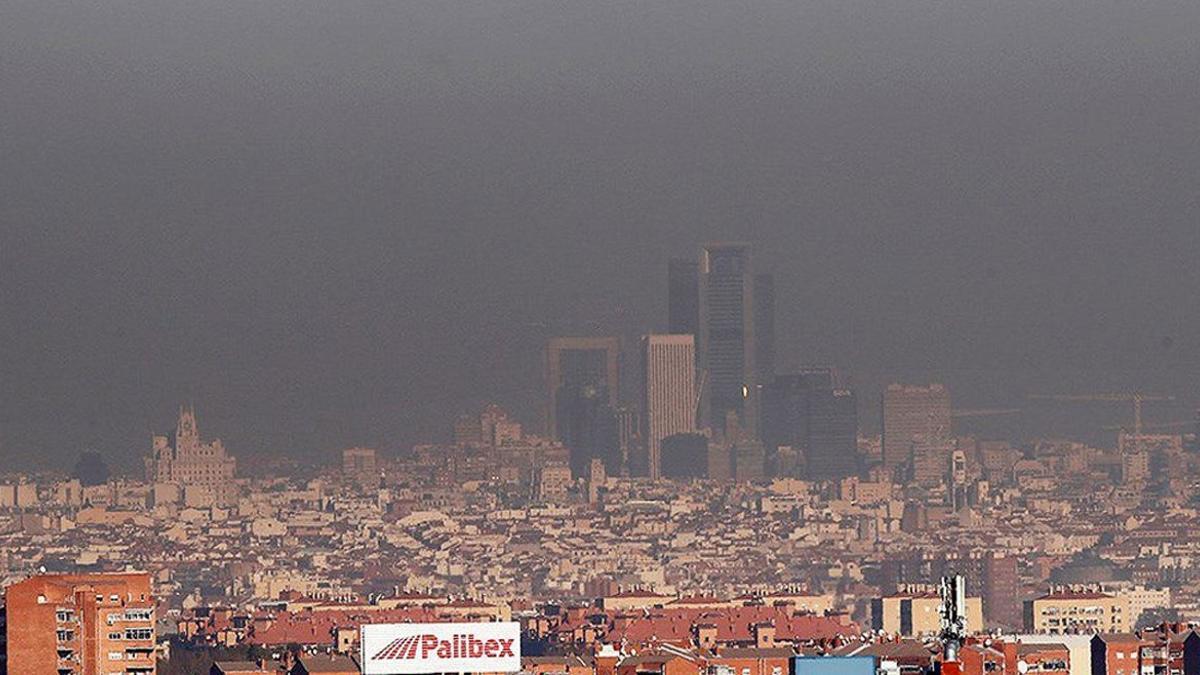 La ciudad de Madrid, cubierta por una boina de contaminación, el 9 de febrero