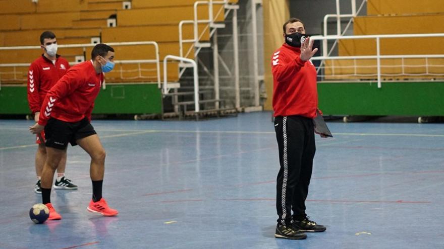 Jesús Escribano da instrucciones en un tiempo muerto.