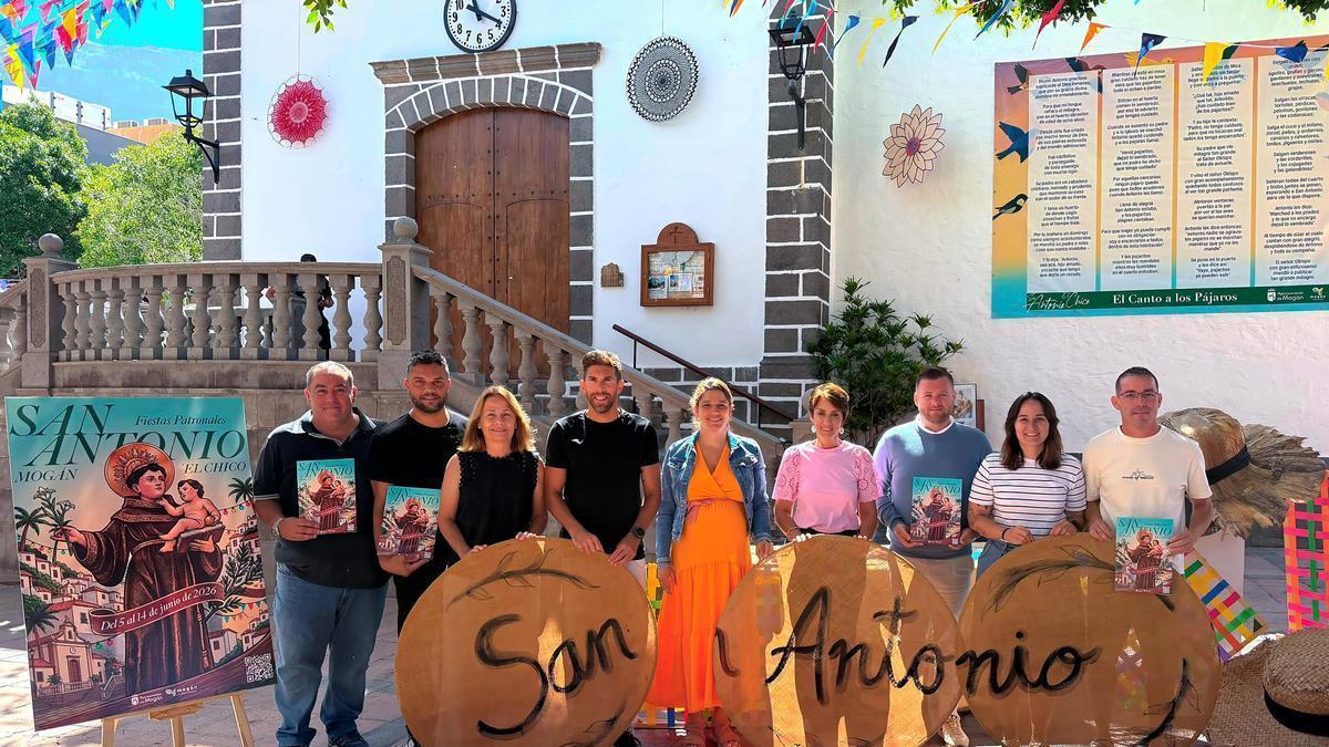 La alcaldesa de Mogán, Onalia Bueno, junto a los concejales Víctor Gutiérrez, Consuelo Díaz, Willy García, Tania Alonso, Mencey Santana, Emily Quintana e Iván Ramos, tras la presentación de las fiestas del municipio.