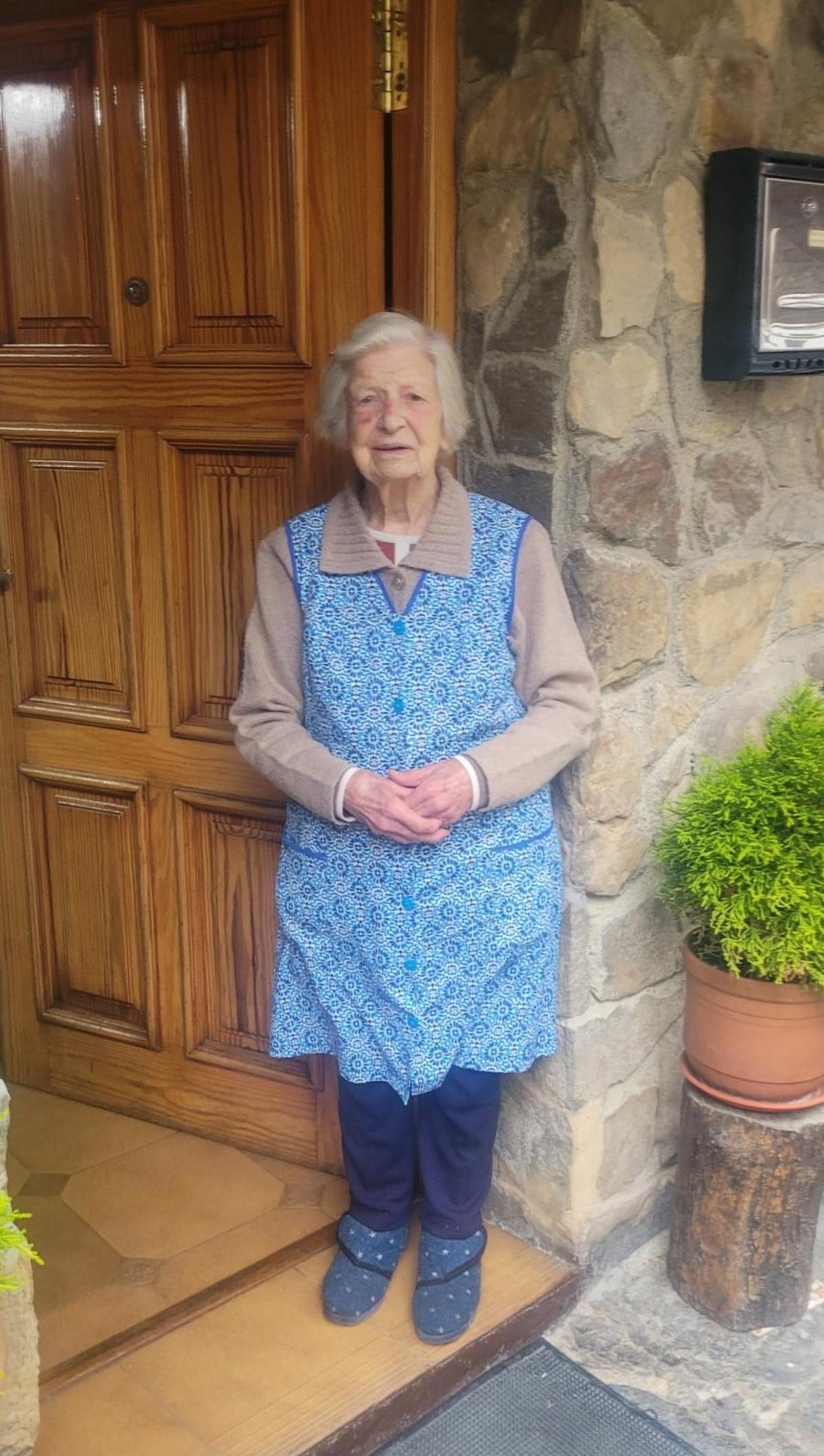 Irene Fernández, de 100 años, a la puerta de su domicilio.