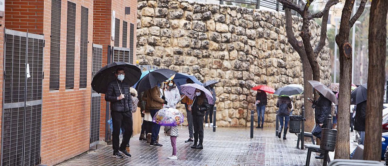 Colas a la entrada del centro de salud de la avenida Ausiàs March de Xàtiva, en una imagen de ayer por la mañana | LEVANTE-EMV