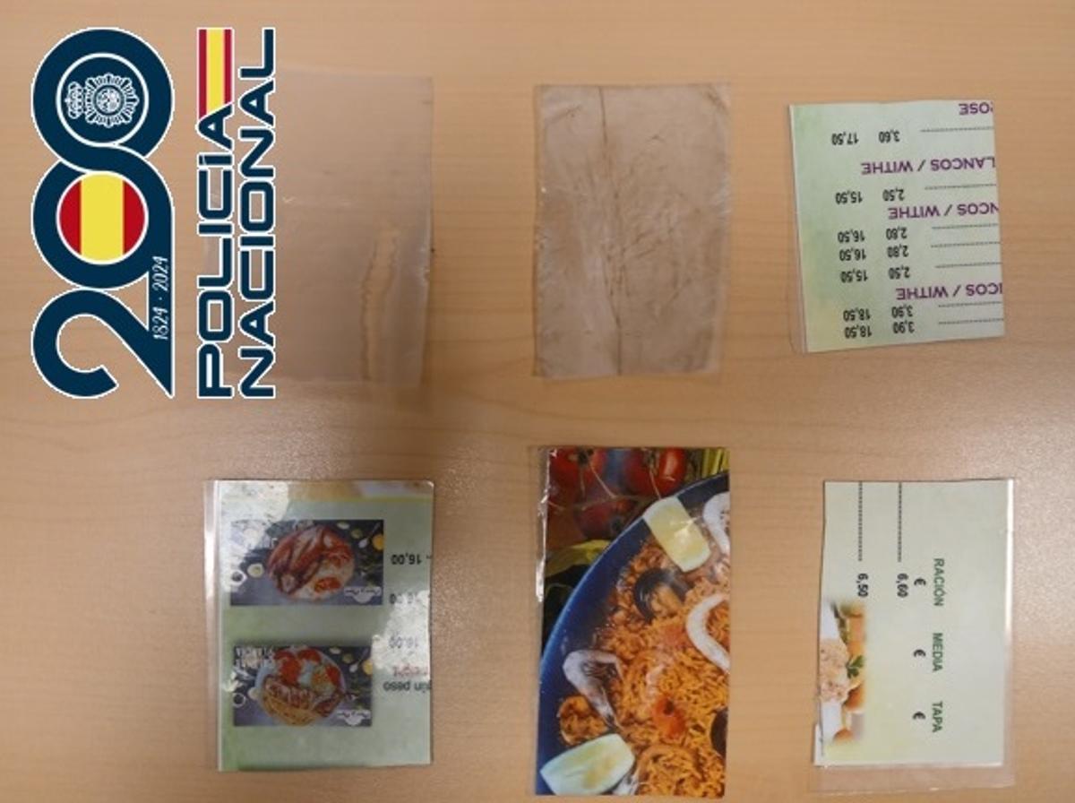 Recortes de plástico que utilizaba la detenida para abrir las puertas.