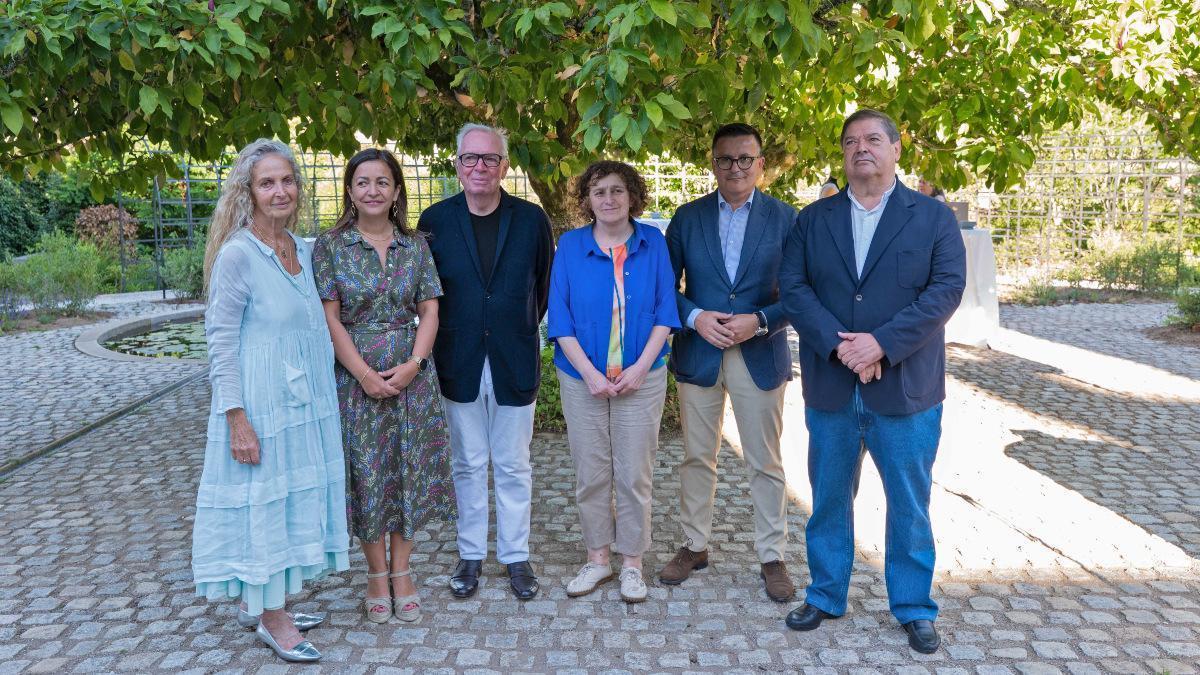 Por la izquierda: Evelyn Stern, Marta Villaverde, David Chipperfield, Goretti Sanmartín, José González y Julio Abalde, en un patio interior de Casa RIA.