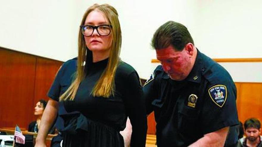 Anna Delvey, la acusada durante una de las sesiones de su juicio por estafa.