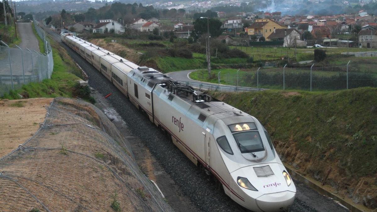 Un tren Alvia recorriendo el tramo en Ourense y Taboadela, dirección Madrid