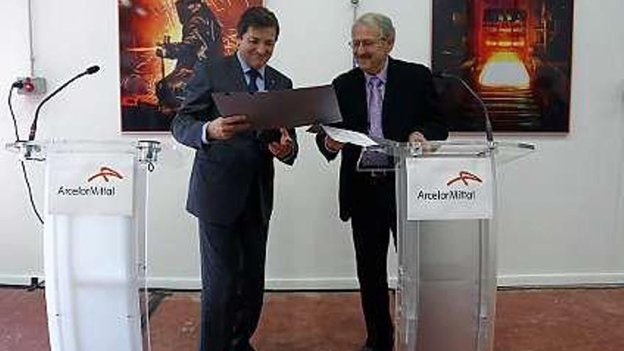 Javier Fernández y Gregory Kudkovsky, ayer, en la firma del convenio de colaboración.