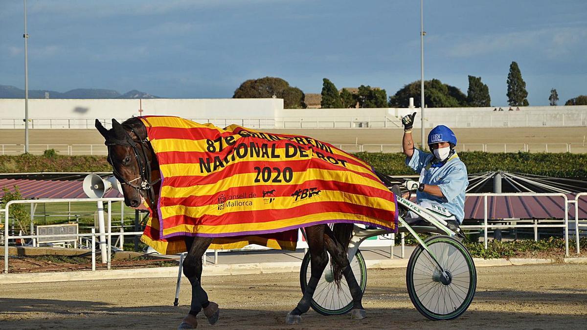 Toni Frontera, con Hiper Coktail, tras su reciente triunfo en el Gran Premi Nacional.