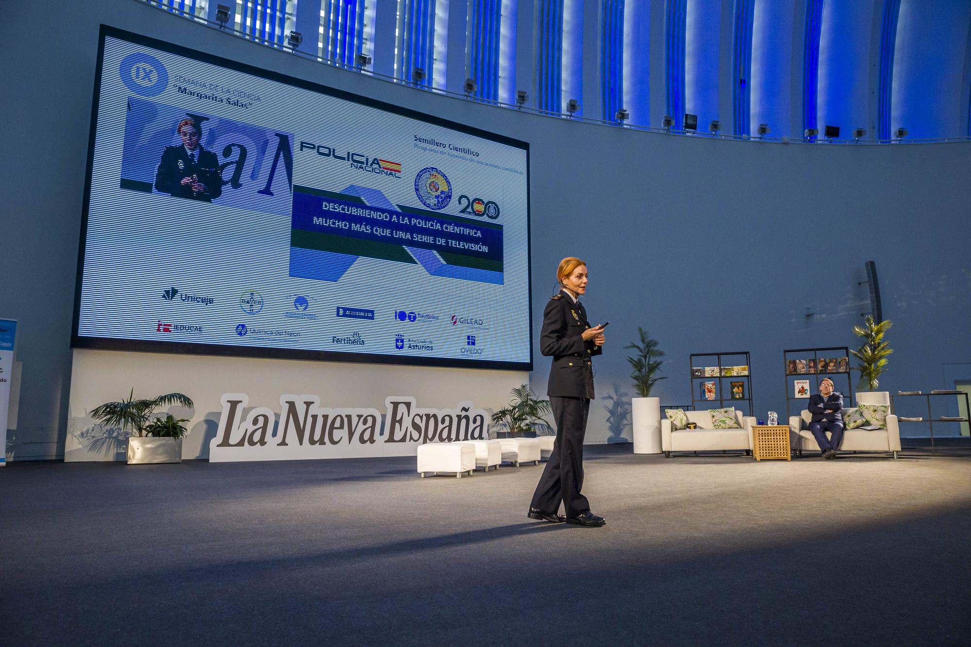 EN IMÁGENES: Así fue la conferencia de la jefa de la Policía Científica de Asturias ante centenares de escolares 

