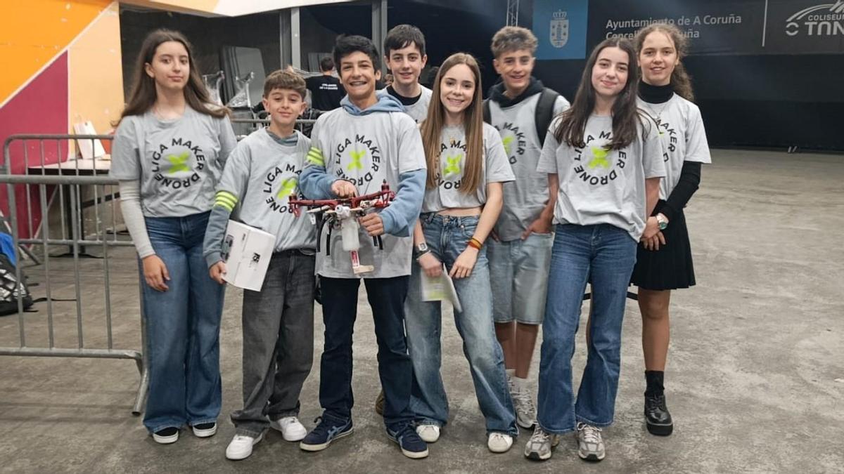 Los pequeños ingenieros mostrando su dron tras la prueba final.