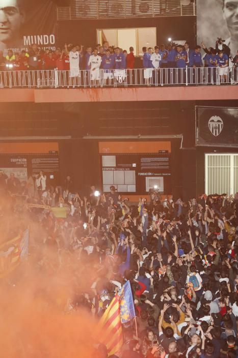 Euforia en el balcón de Mestalla