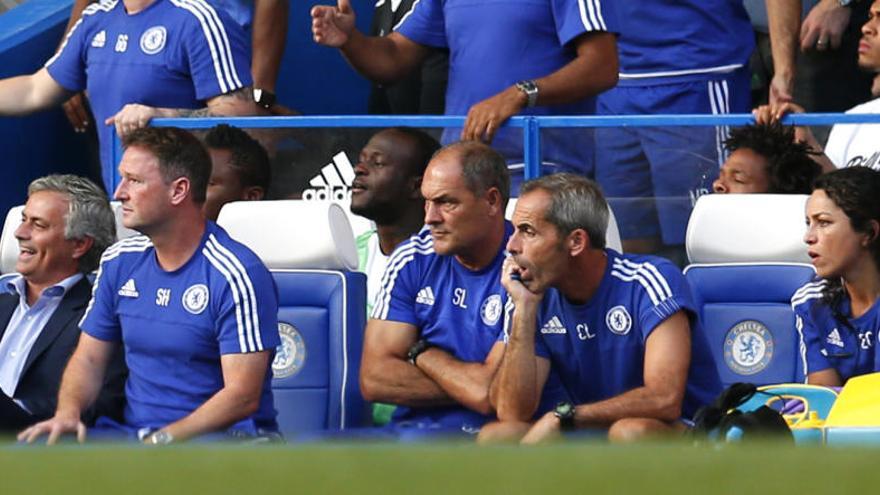 Mourinho (i) y Eva Carneiro (d), durante el partido.