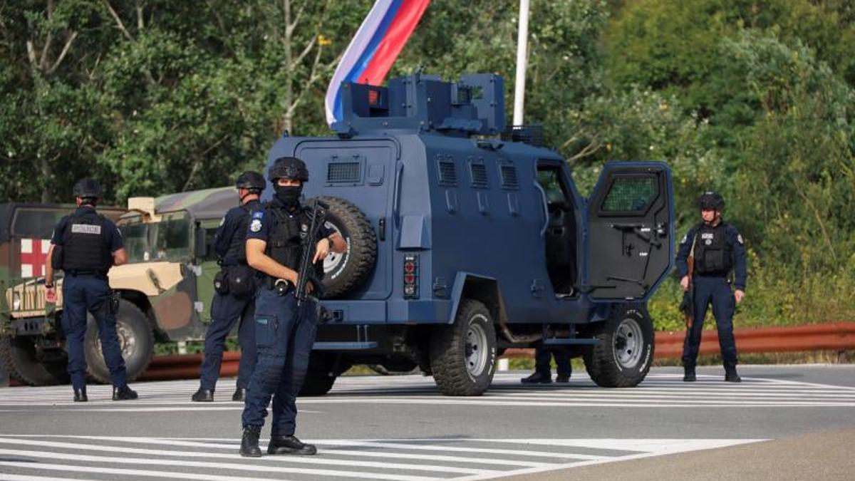 Policías kosovares y tropas de la UE y EEUU acordnan los alrededores del monasterio en el que se han guarecido los autores de un ataque a la policía serbia en la noche d este sábado.