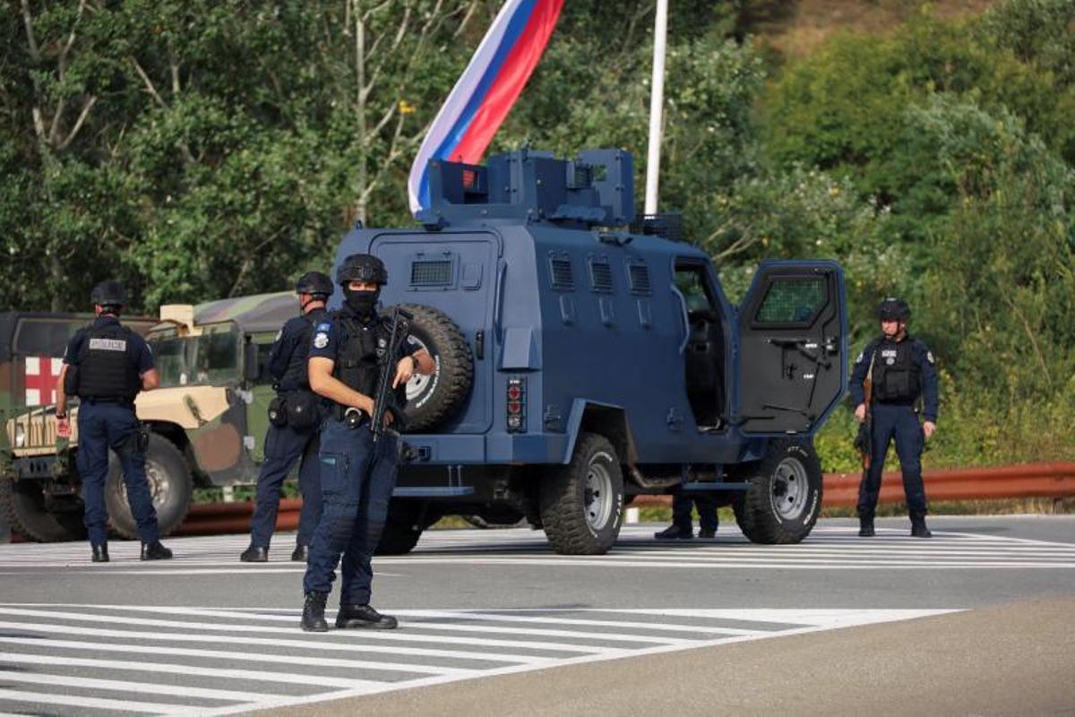 Policías kosovares y tropas de la UE y EEUU acordonan los alrededores del monasterio en el que se han guarecido los autores de un ataque a la policía kosovar en la noche de este sábado en la localidad de Banjska... Policías kosovares y tropas de la UE y EEUU acordonan los alrededores del monasterio en el que se han guarecido los autores de un ataque a la policía kosovar en la noche de este sábado en la localidad de Banjska...