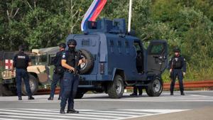 Policías kosovares y tropas de la UE y EEUU acordonan los alrededores del monasterio en el que se han guarecido los autores de un ataque a la policía kosovar en la noche de este sábado en la localidad de Banjska...