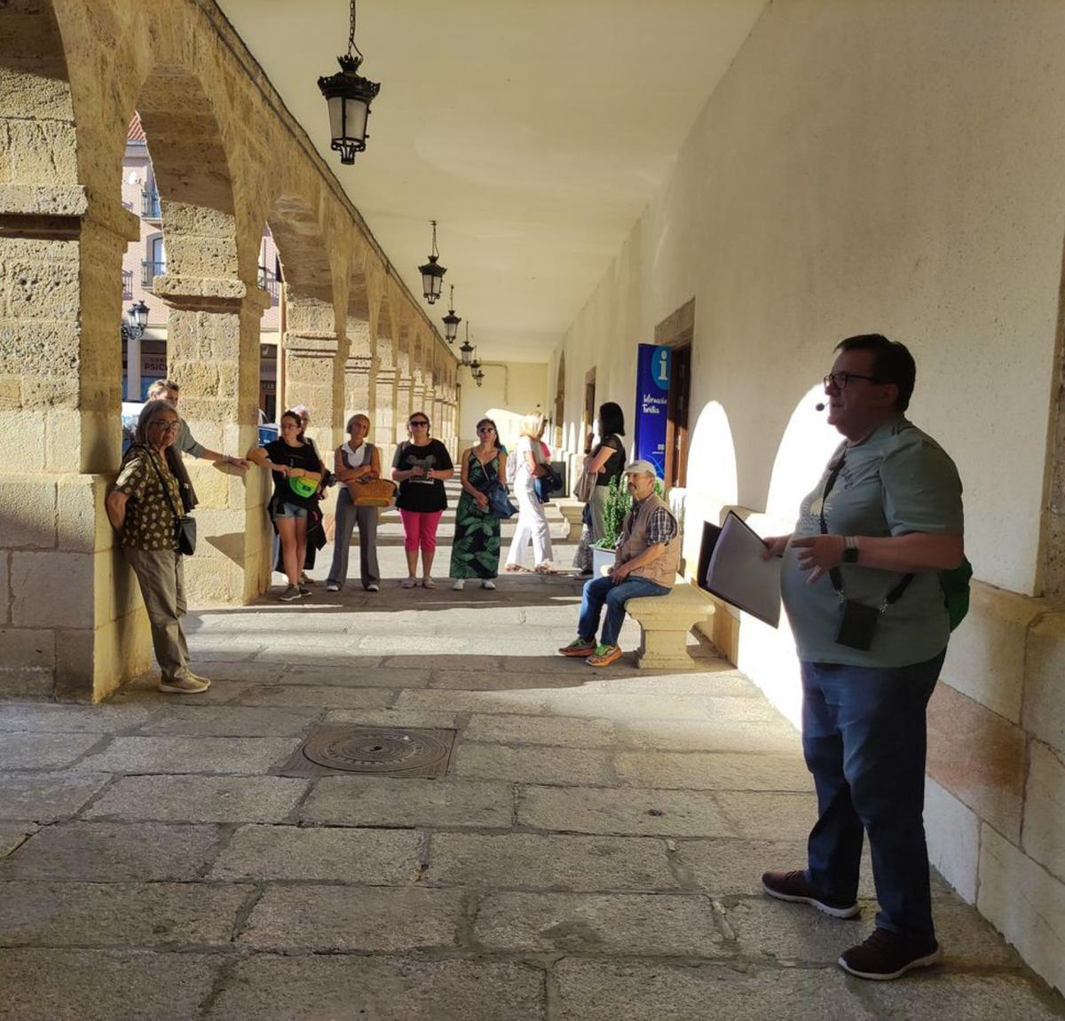 El paseo dio comienzo en los soportales de la Plaza Mayor. | E. P.