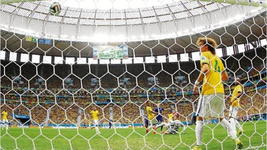 David Luiz veu com entra la pilota rematada per Daley Blind que significava el segon gol d&#039;Holanda ahir a l&#039;estadi Mané Garrincha de Brasilia.