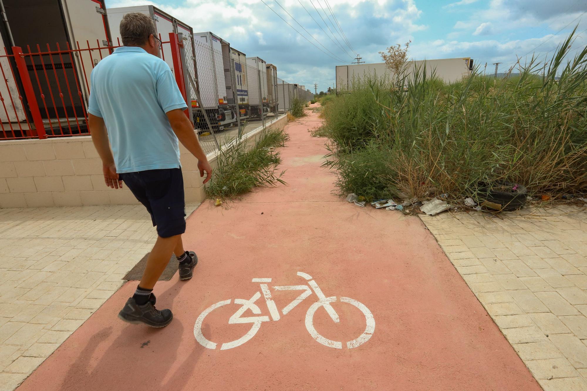 Los escombros y la maleza invaden los alrededores del polígono de Orihuela