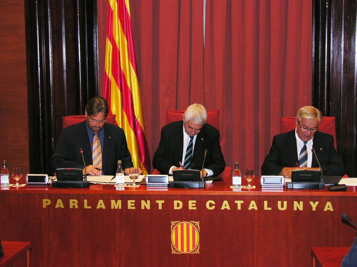 El president de la Generalitat, Pasqual Maragall, el del Parlament, Ernest Benach, y el alcalde de Barcelona, Joan Clos, han firmado esta tarde un convenio marco de colaboración entre el Govern, el Parlament y el Ayuntamiento para la ampliación de la sede de la cámara catalana (20 de julio de 2006)