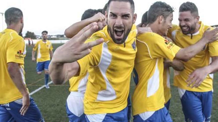 Los jugadores del Orihuela celebran un gol y demuestran su alegría por su gran racha.