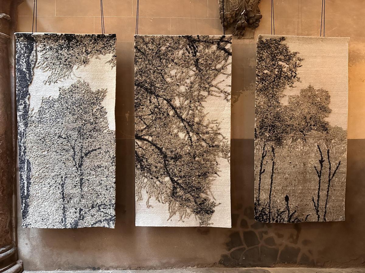 Textilkunst auf hohem Niveau: Das Triptychon „Jö“ aus geknüpfter Nesselseide, gefertigt in Handarbeit in Nepal.