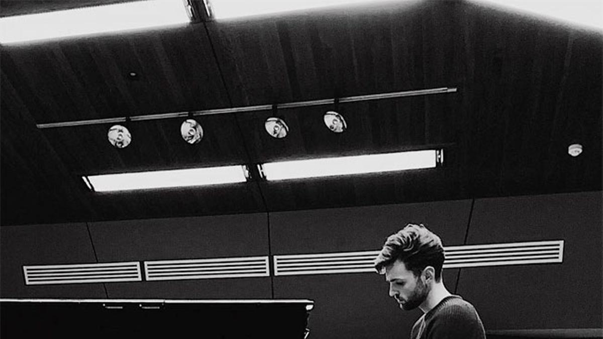 Duncan Laurence, representante de Holanda en Eurovisión 2019, tocando el piano.