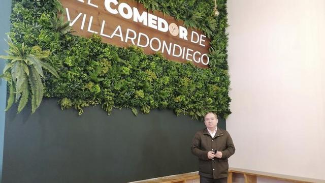 El alcalde, Sergio del Teso, en el local habilitado como comedor social en Villardondiego. | M. J. C.