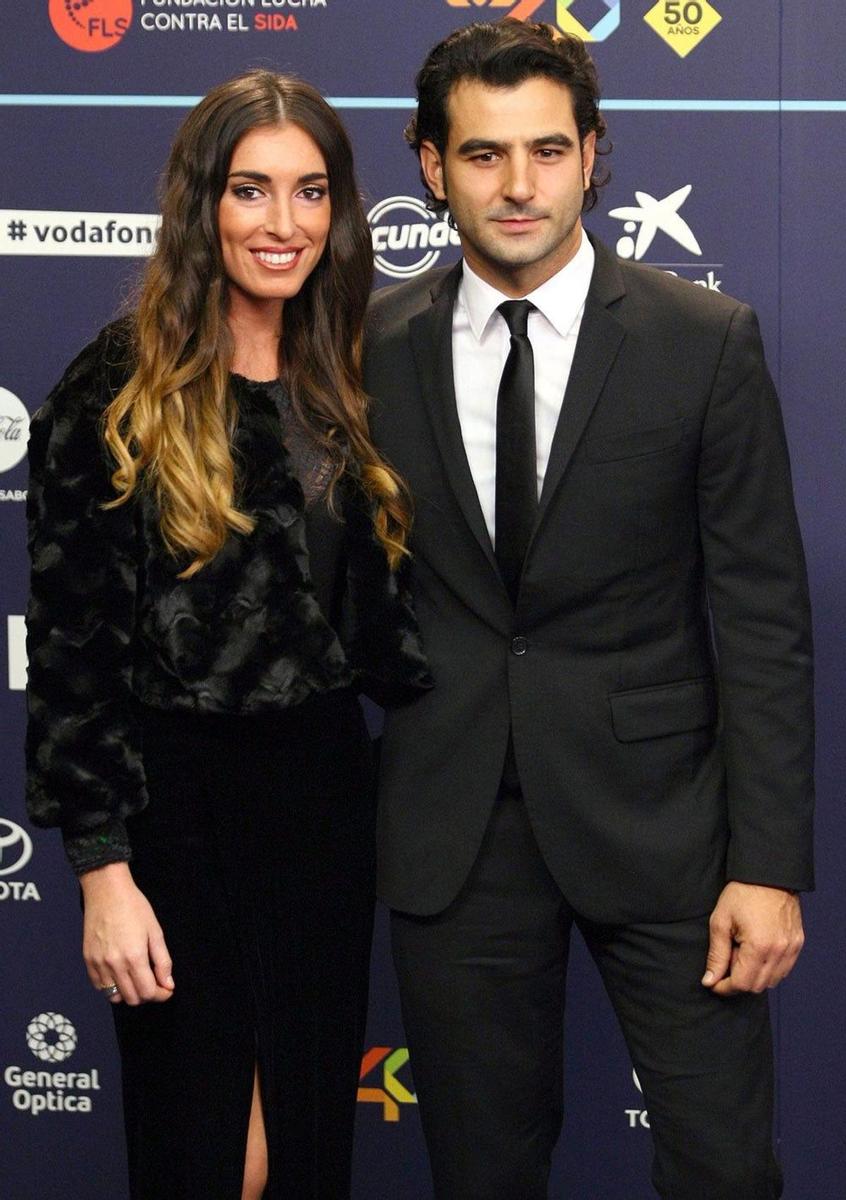Antonio Hortelano posa junto a su novia en Los 40 Music Awards