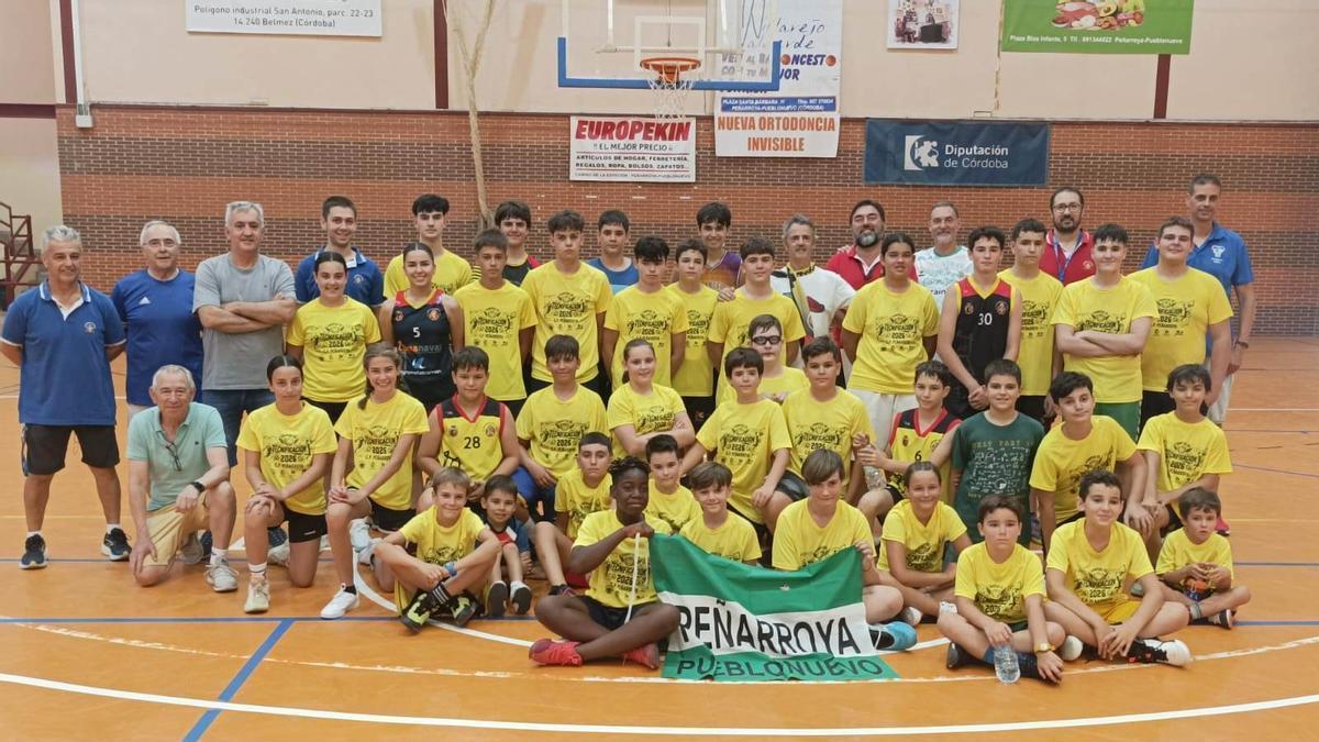 Porfirio Fisac, quinto derecha entre los que están de pie en la última fila, en Peñarroya.