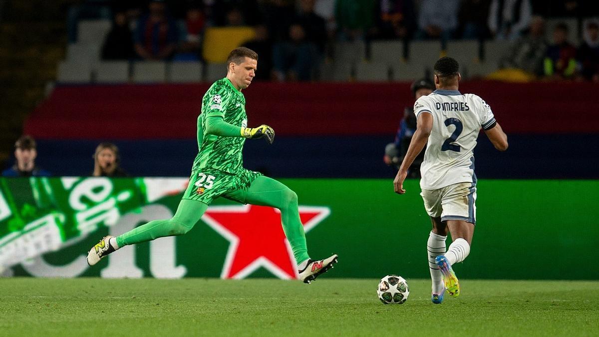 Szczesny sale a despejar un balón ante Dumfries durante el Barça-Inter en Montjuïc.