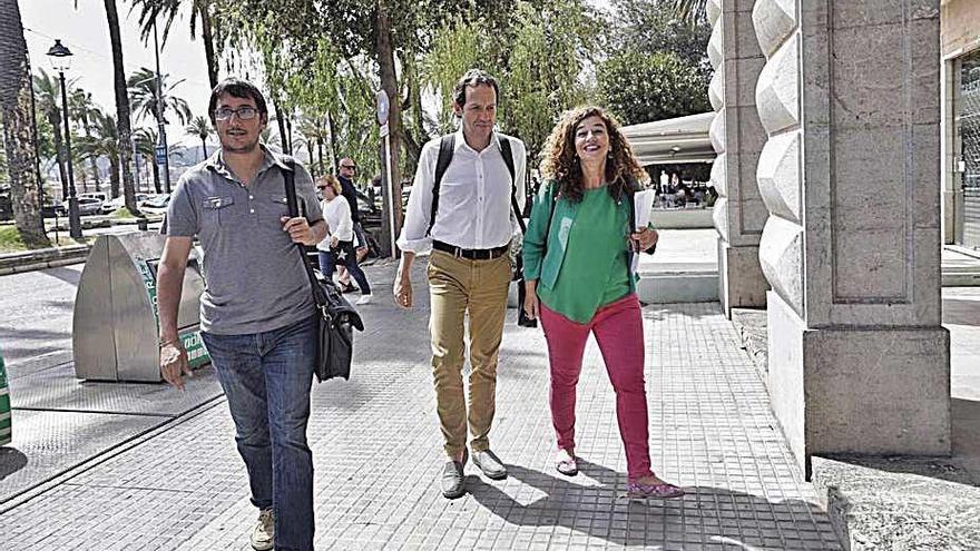 Negueruela, Pons y Costa, del PSIB, llegando a la reunión.