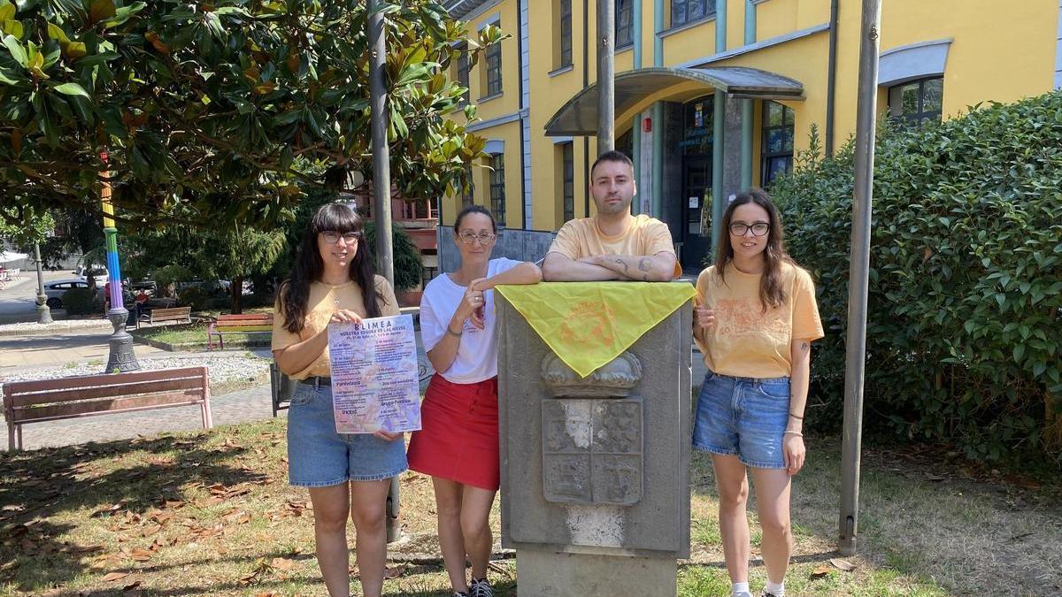 Naima Rodríguez, Cintia Ordóñez, Pelayo Tornavaca e Irene Lera, presentando las fiestas.