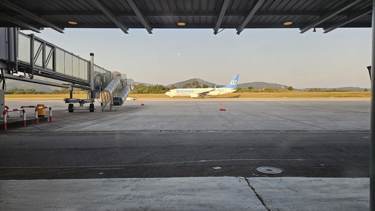 Vista de un avión de Air Europa desde el mirador de la planta baja del aeropuerto de Vigo que acaba de recuperar Aena.