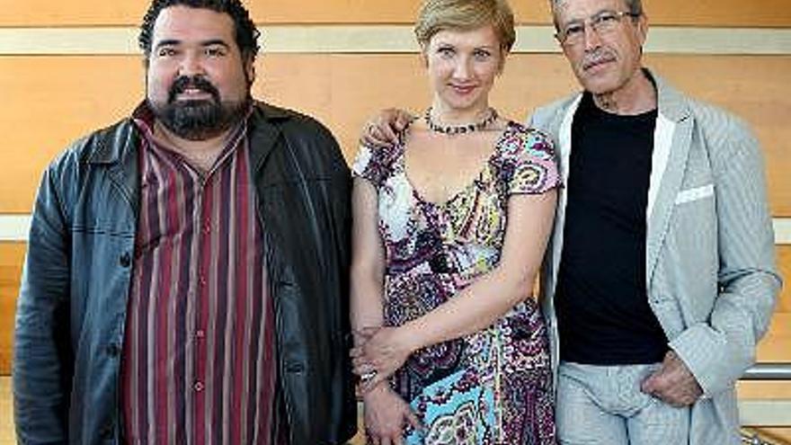 El director de escena Emilio Sagi, acompañado por el tenor venezolano Aquiles Machado y la soprano ucraniana, Olga Mykytenko, tras la presentación, hoy en el Auditori de Barcelona, del montaje que han preparado de la ópera &quot;La Bohéme&quot;, de Puccini, que representarán los días 25 y 27 de julio en el contexto del XXII Festival Internacional de Música de Peralada.