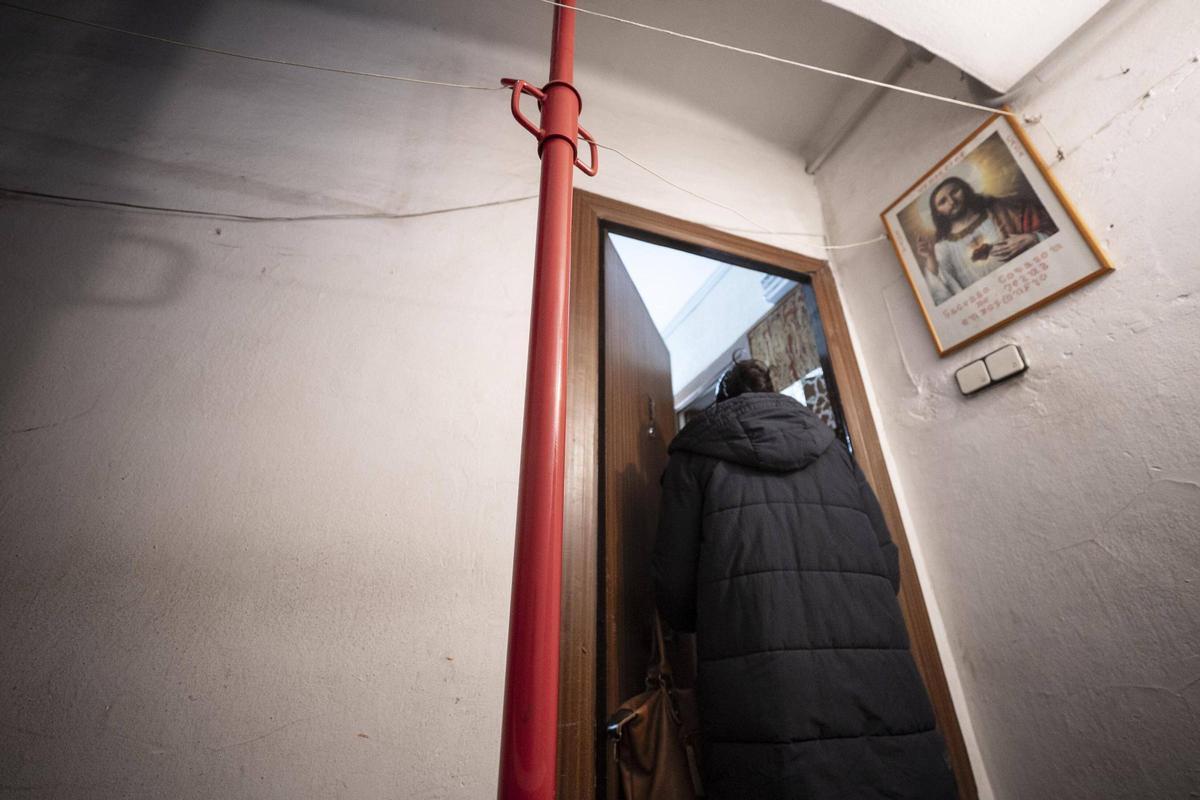 Montse, accediendo a la casa de su madre en Trinitat Vella, en Barcelona.