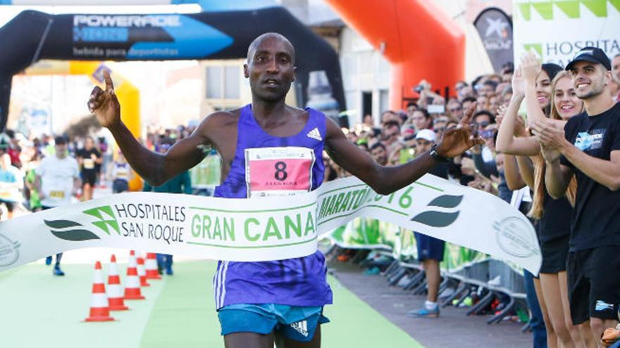 Julius Korir, ayer, tras cruzar la línea de meta, en el auditorio Alfredo Kraus.