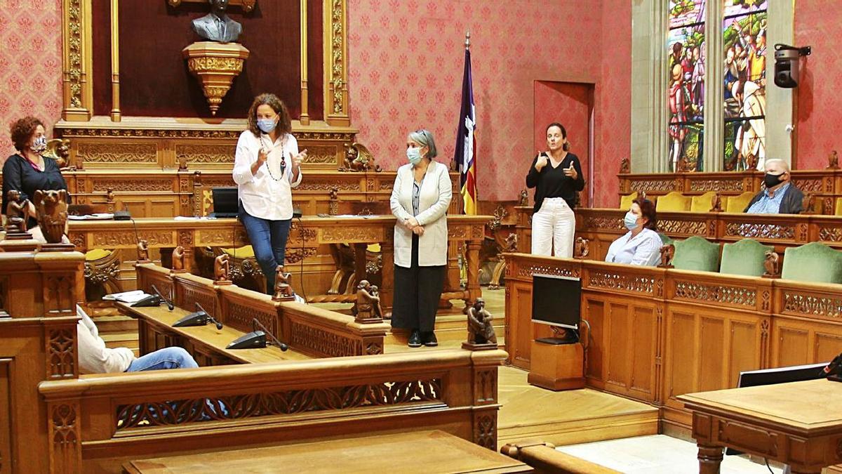 Catalina Cladera durante su encuentro de ayer con las asociaciones de la tercera edad.