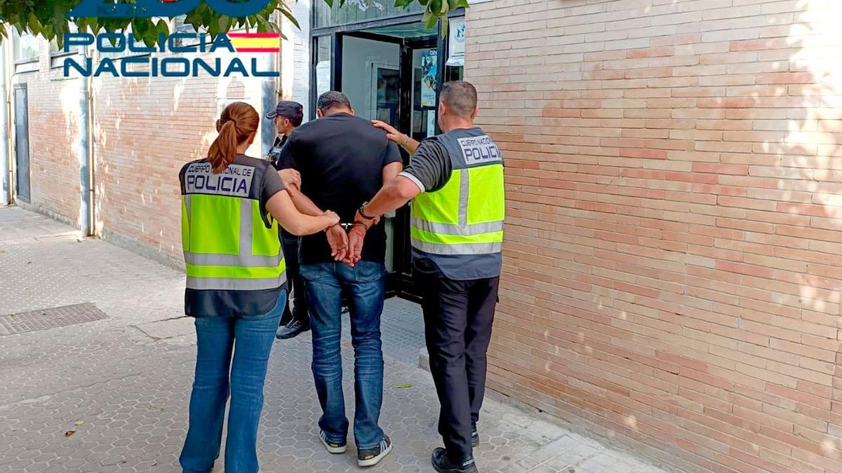 Uno de los detenidos en esta operación de la Policía Nacional en Sevilla.