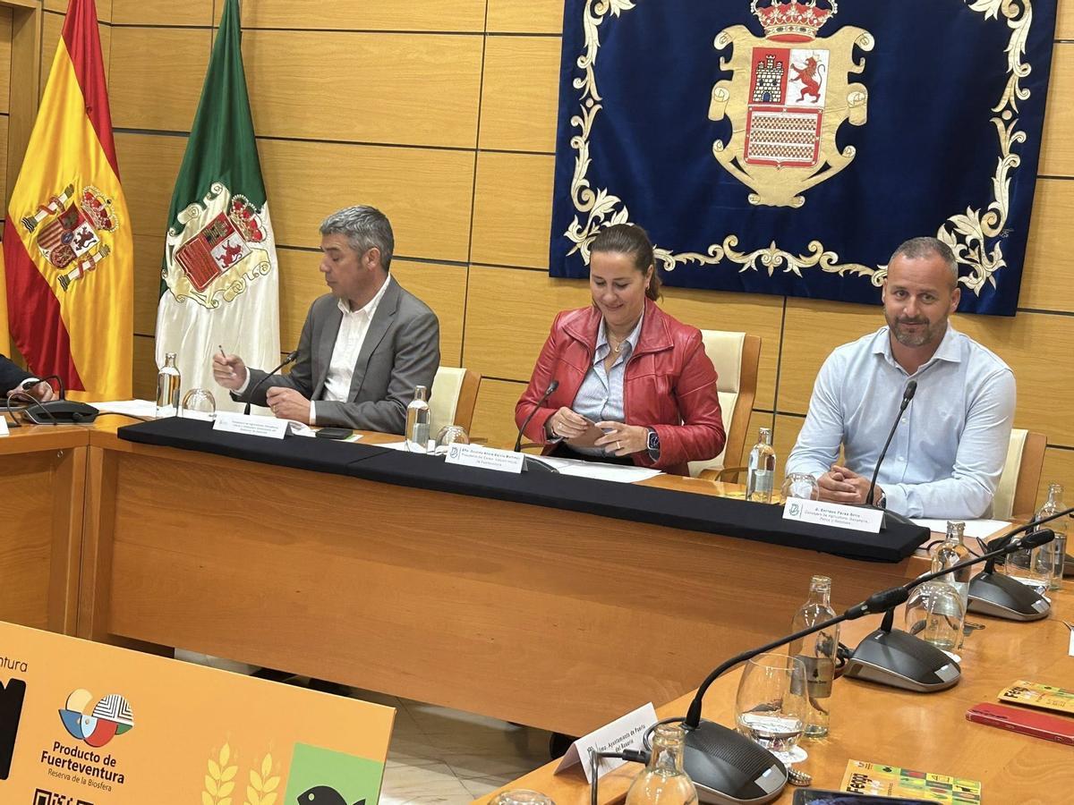 Narvay Quintero (i), Lola García y Enrique Pérez, en la presentación de la feria FEAGA, ayer.