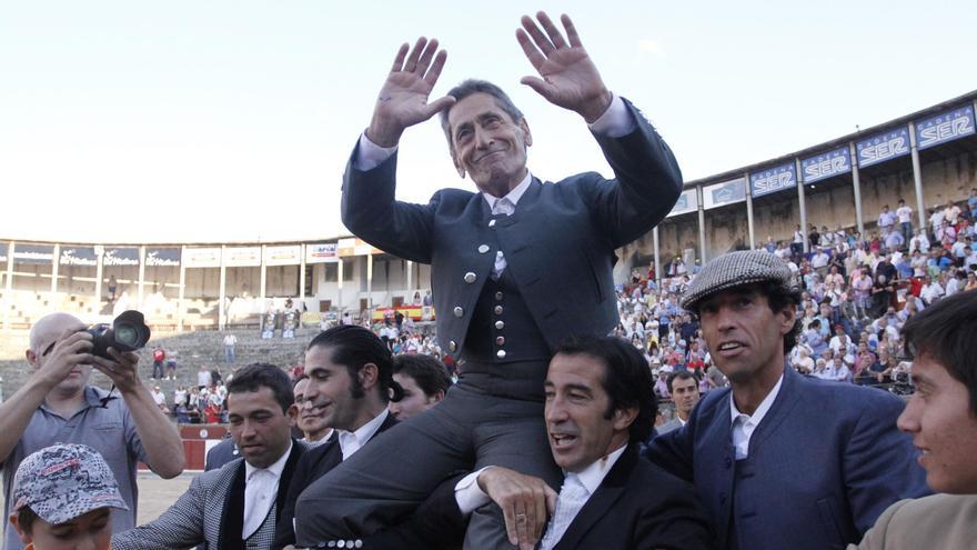 El diestro Andrés Vázquez es portado a hombros dando la vuelta al ruedo de la plaza de toros de Zamora.