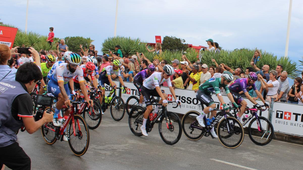 El ciclista de Xàbia Juan Ayuso (porta el maillot blanco) lidera el pelotón en la salida en Dénia